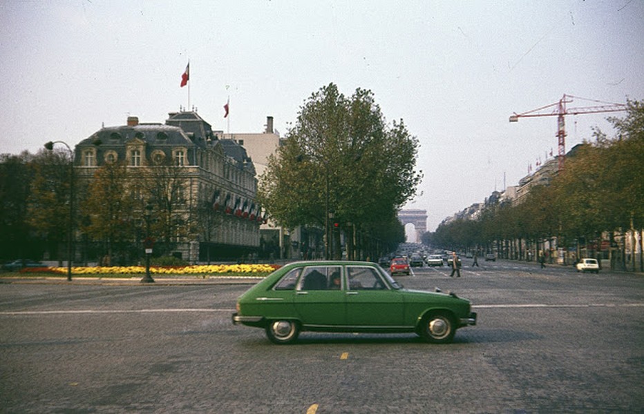 Đại lộ Champs-Élysées ở  thành phố châu Âu Paris năm 1976. Ảnh VT